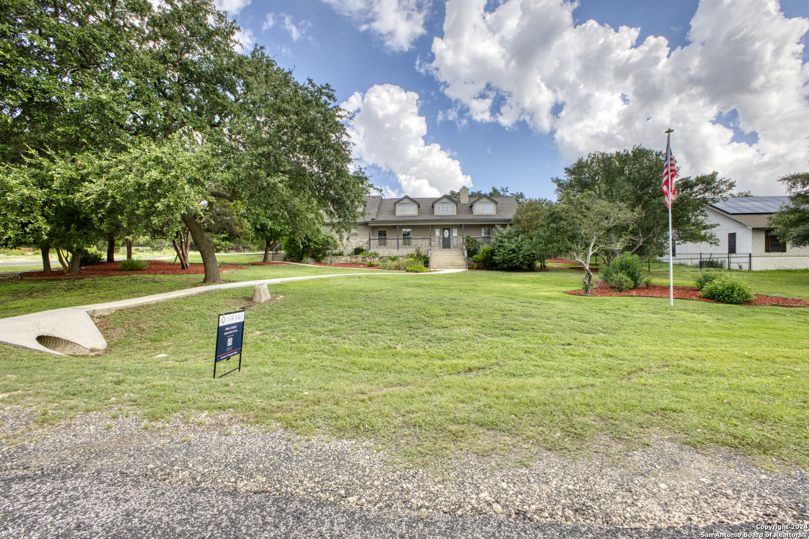 927 MIDNIGHT DR