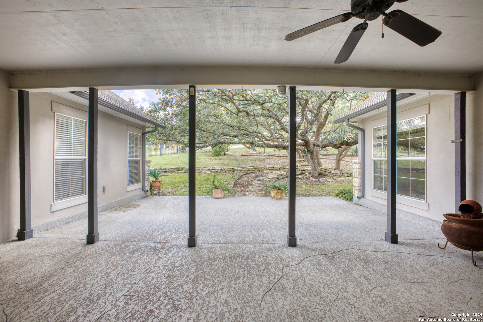 927 MIDNIGHT DR