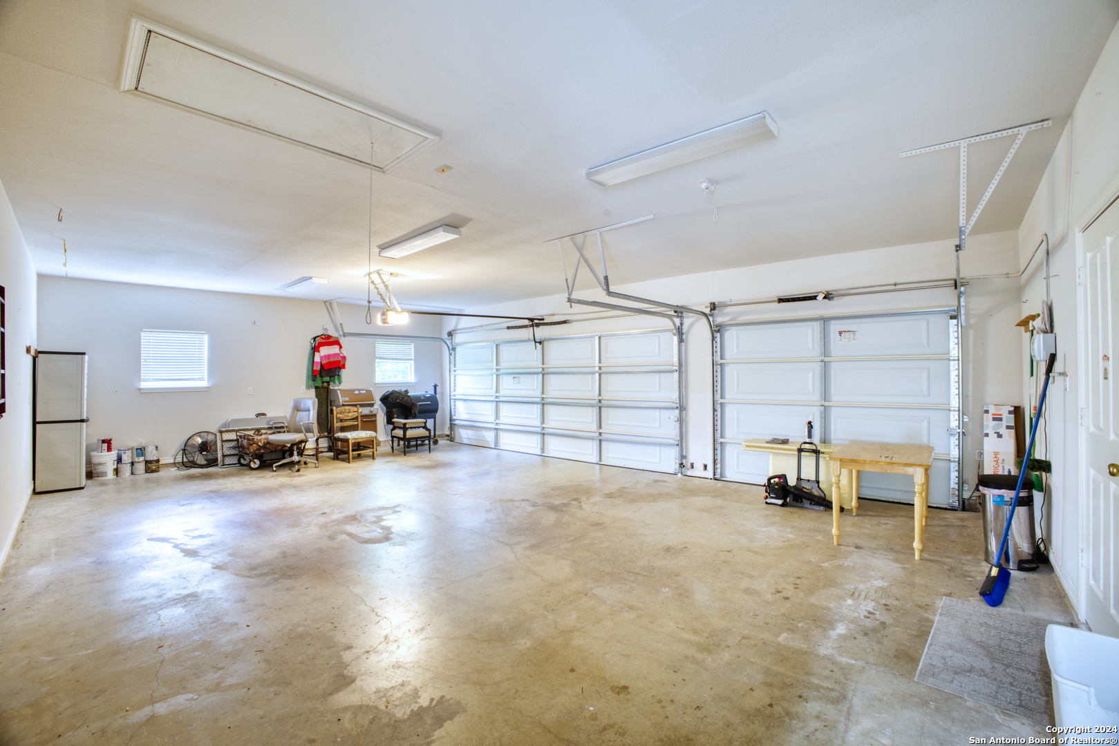 927 MIDNIGHT DR