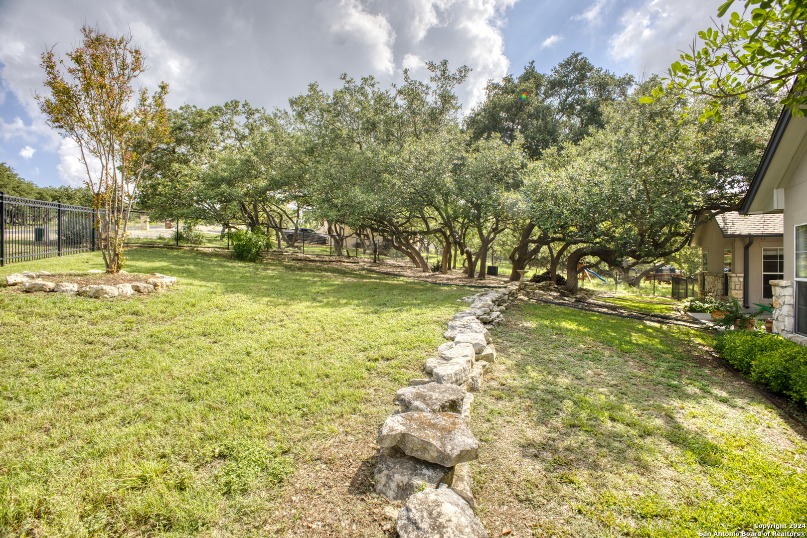 927 MIDNIGHT DR