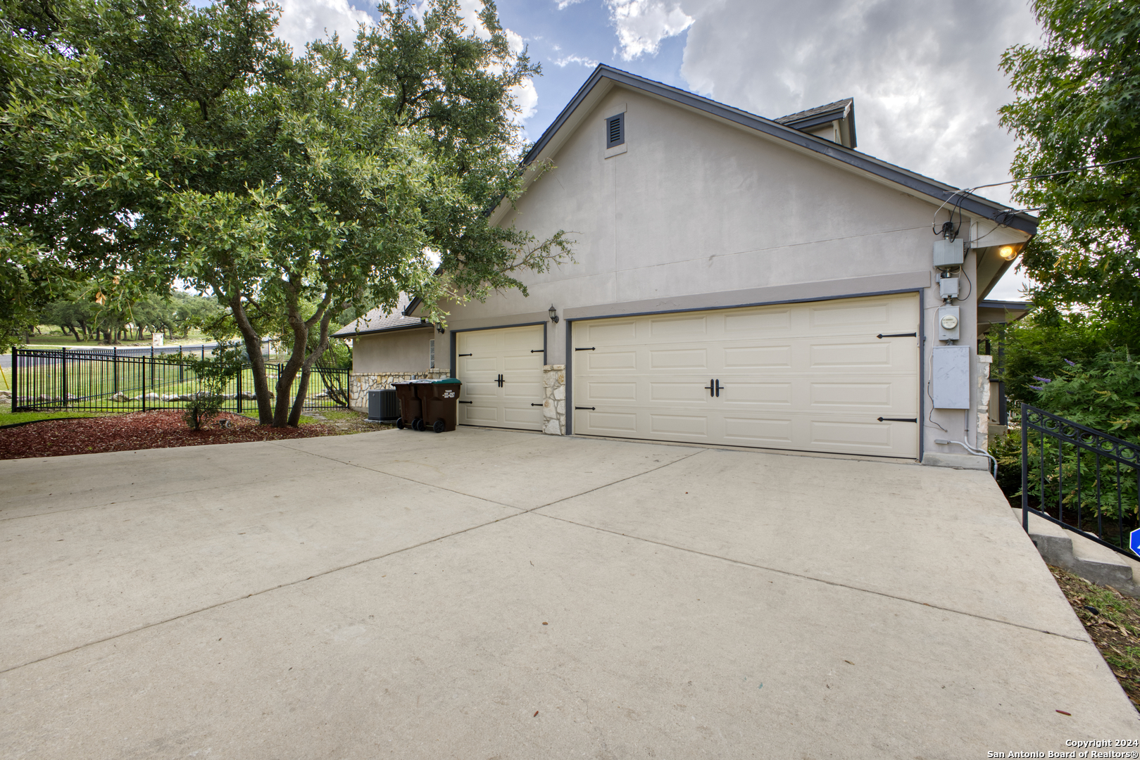 927 MIDNIGHT DR