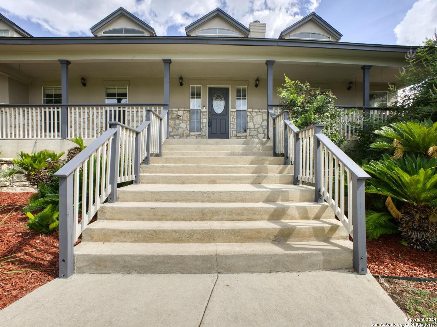 927 MIDNIGHT DR