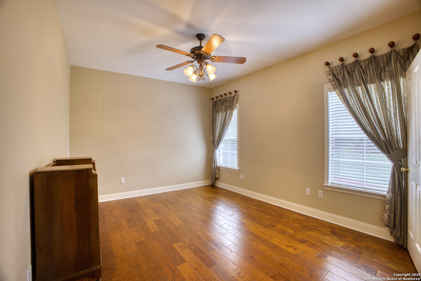 927 MIDNIGHT DR