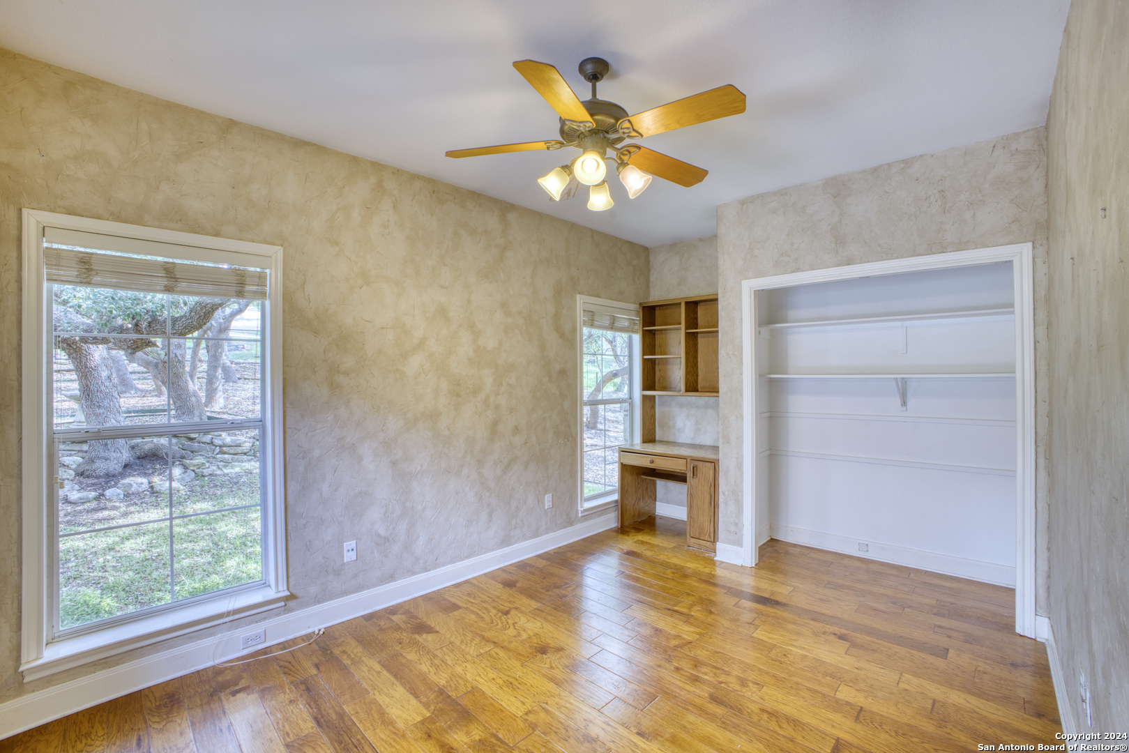 927 MIDNIGHT DR