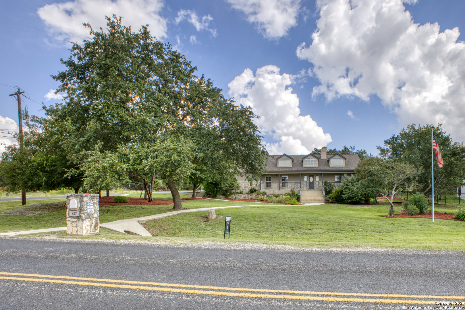 927 MIDNIGHT DR