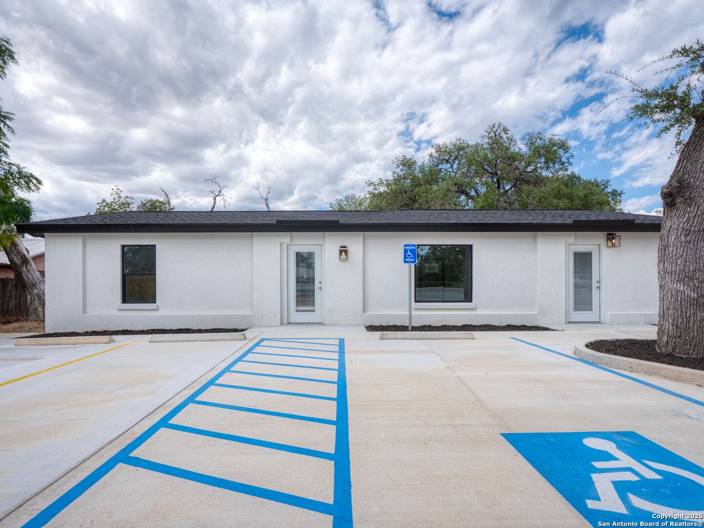 1026 W Oaklawn Street