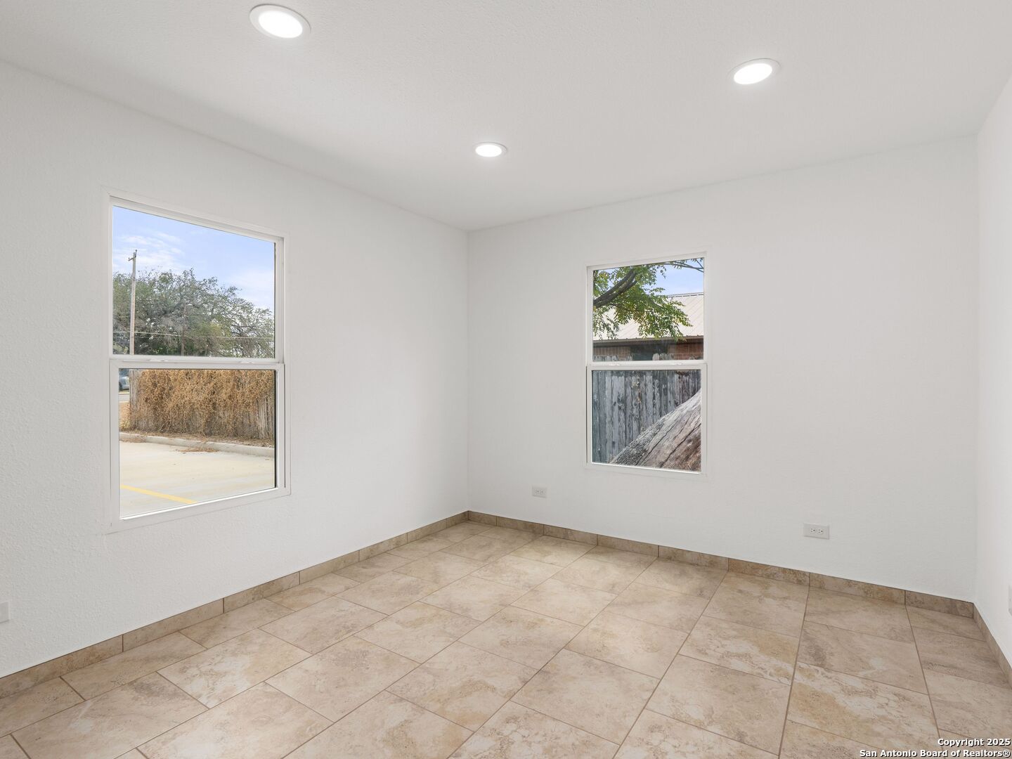 1026 W Oaklawn Street