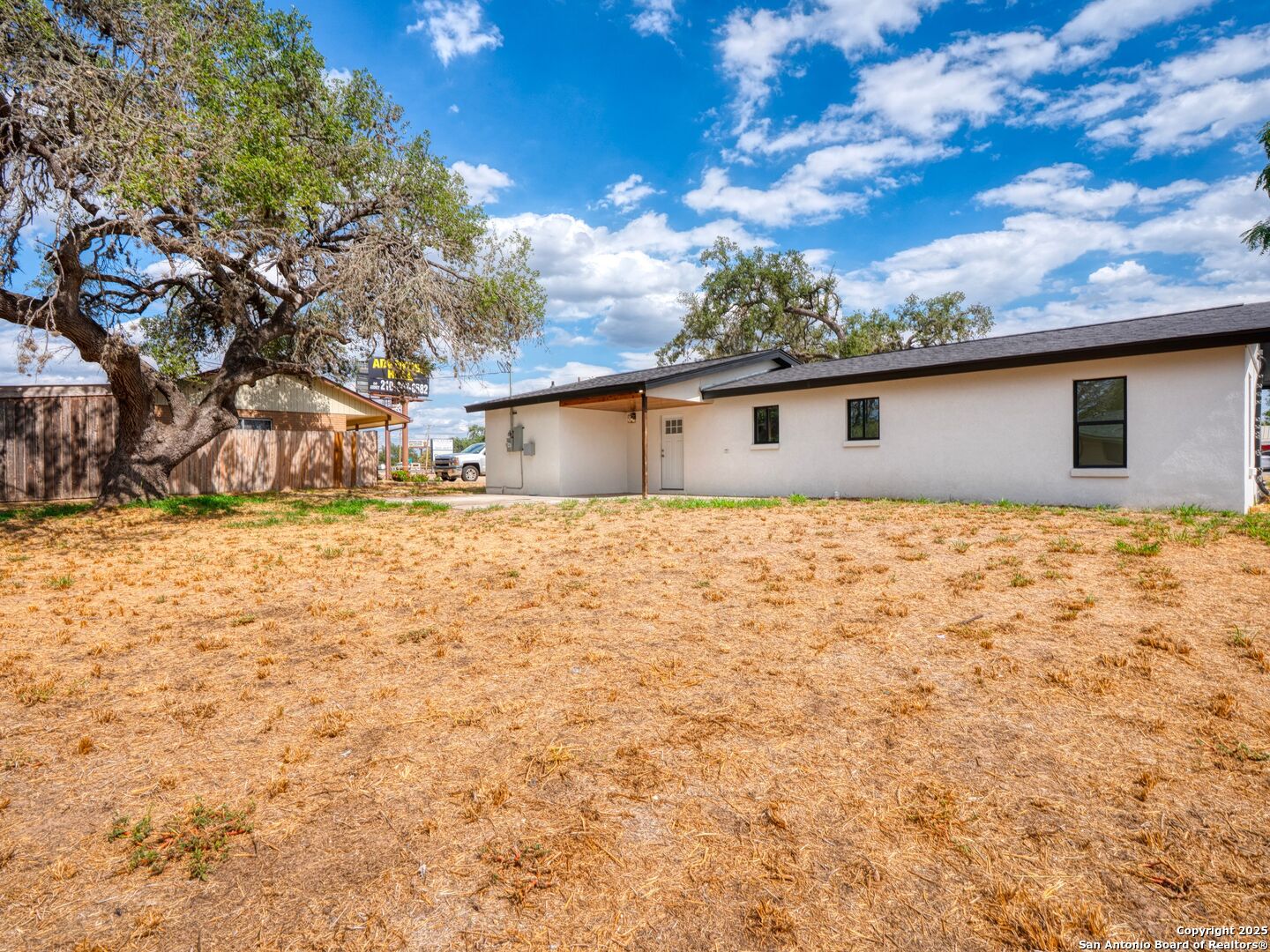 1026 W Oaklawn Street