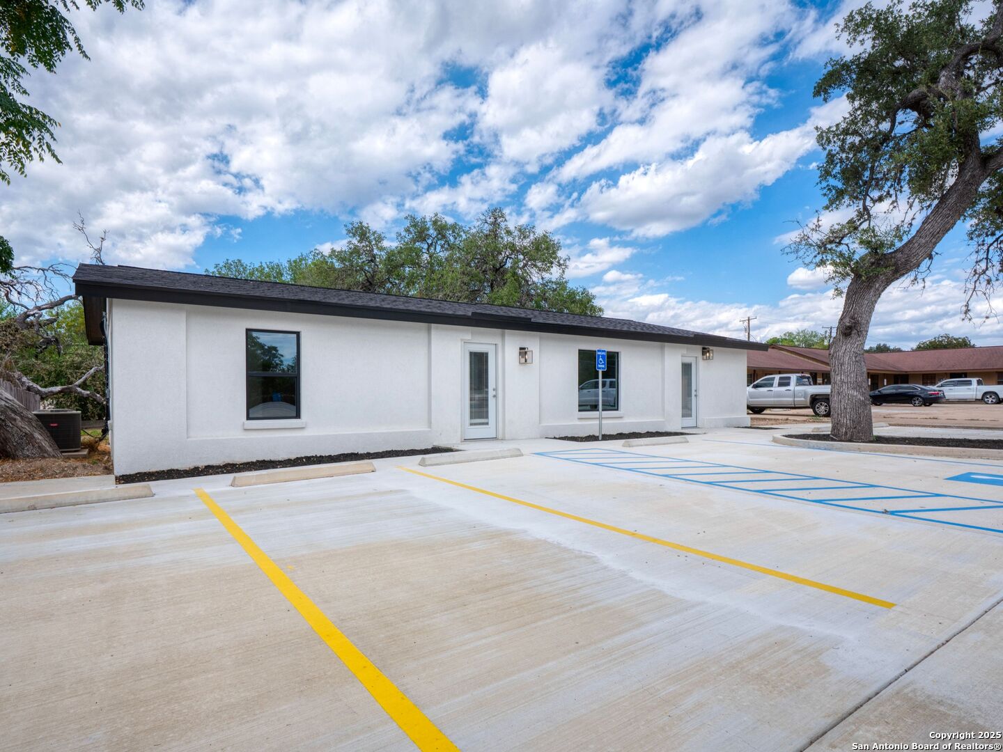 1026 W Oaklawn Street