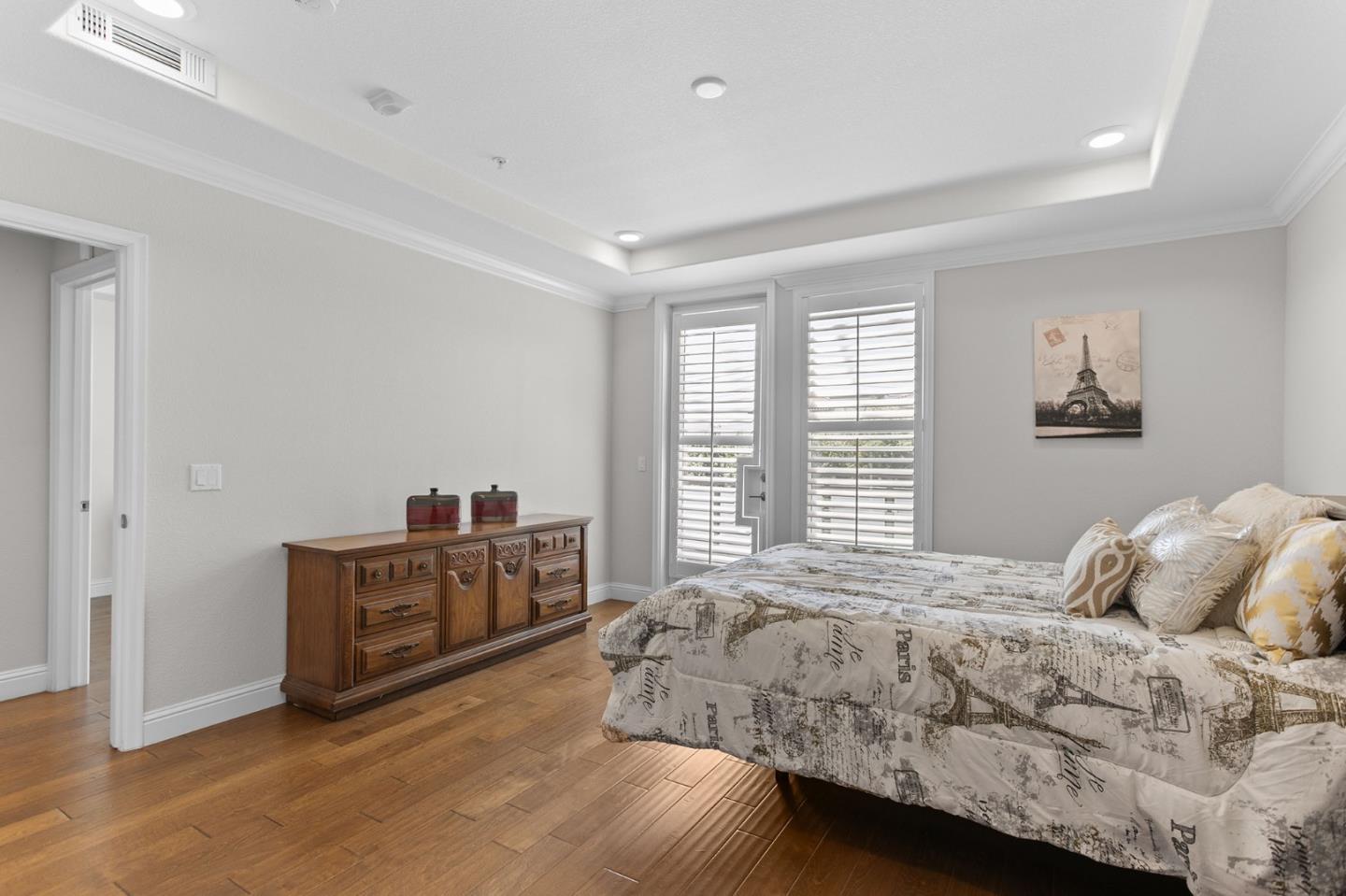 2585 El Camino Real 406