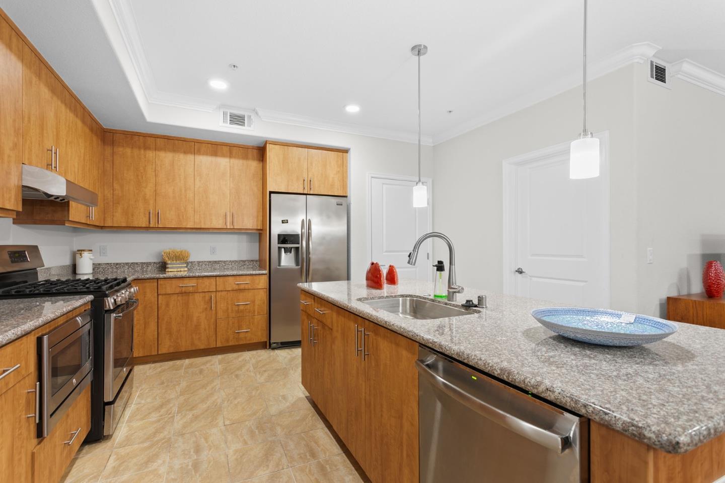 2585 El Camino Real 406
