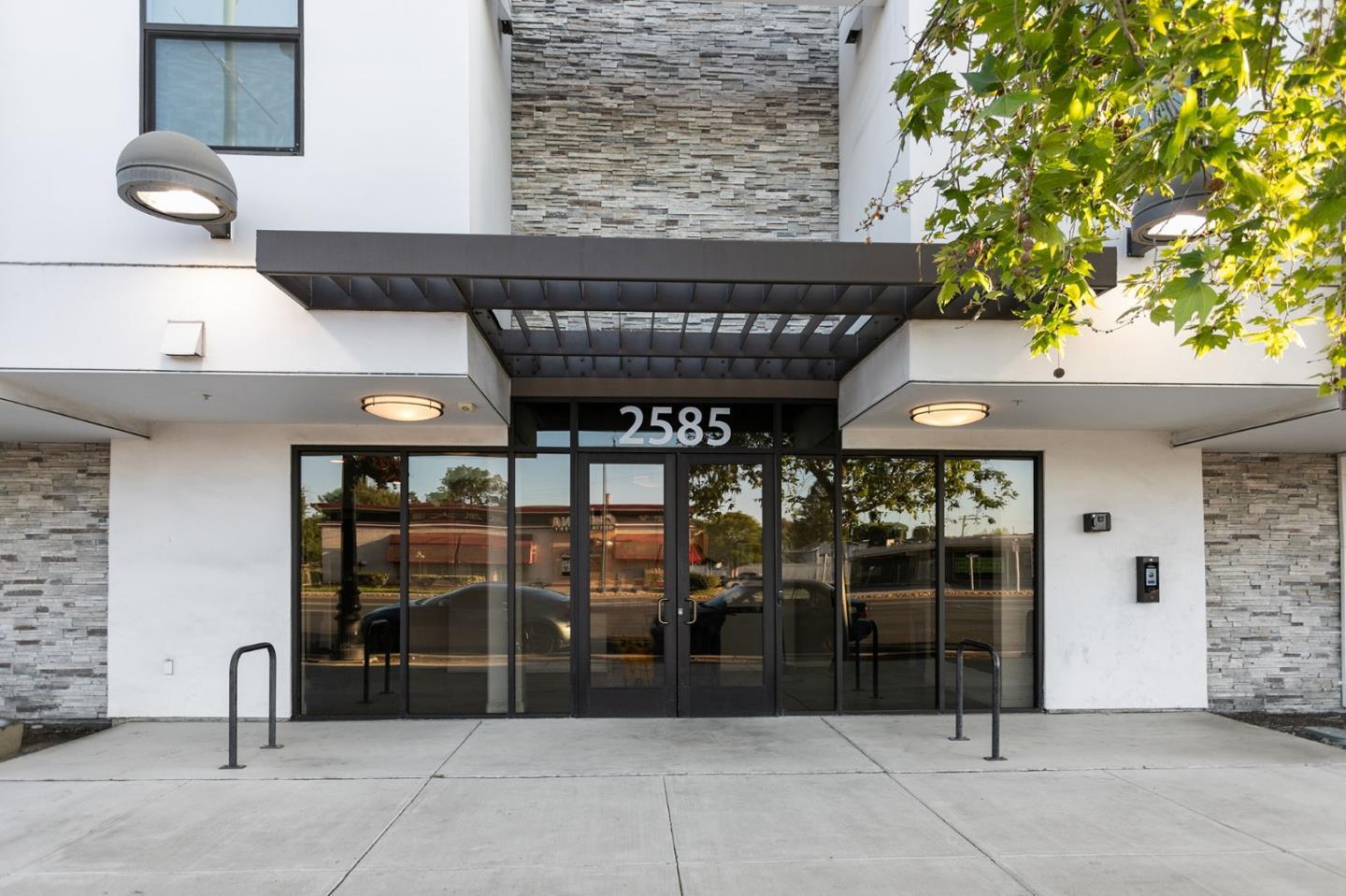 2585 El Camino Real 406