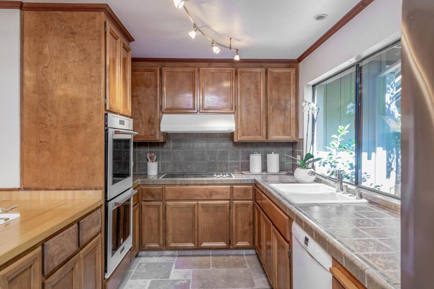 1272 Sharon Park DR