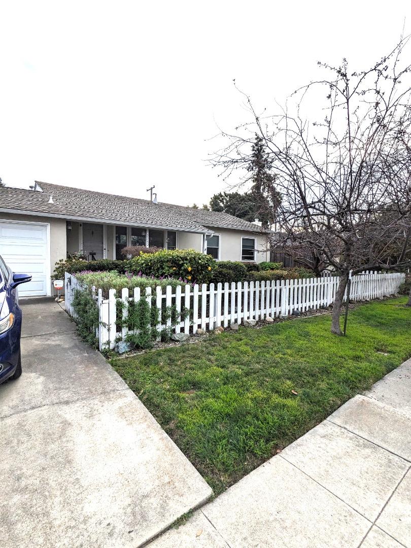 2240 Boxwood DR