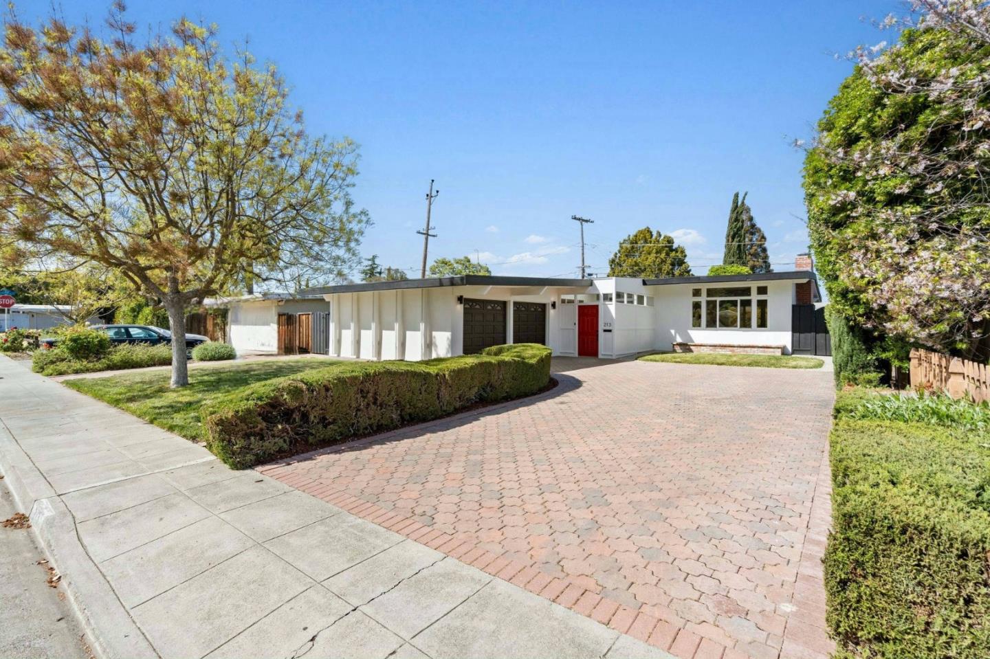 213 Thompson SQ