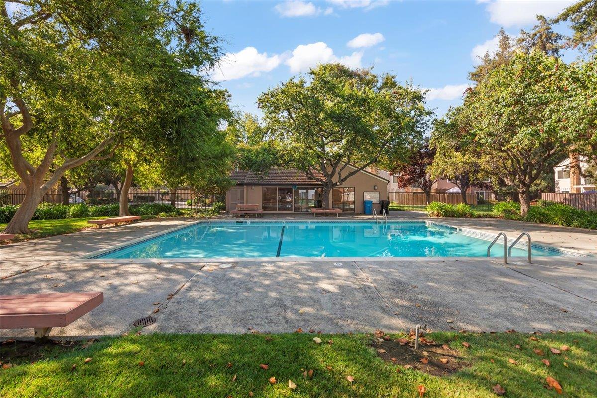 2576 Knightsbridge Lane