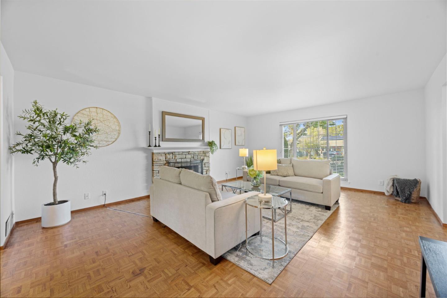 2713 Comstock Circle