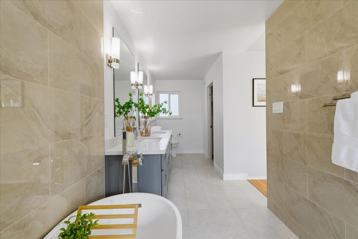 275 South Bayview Avenue N