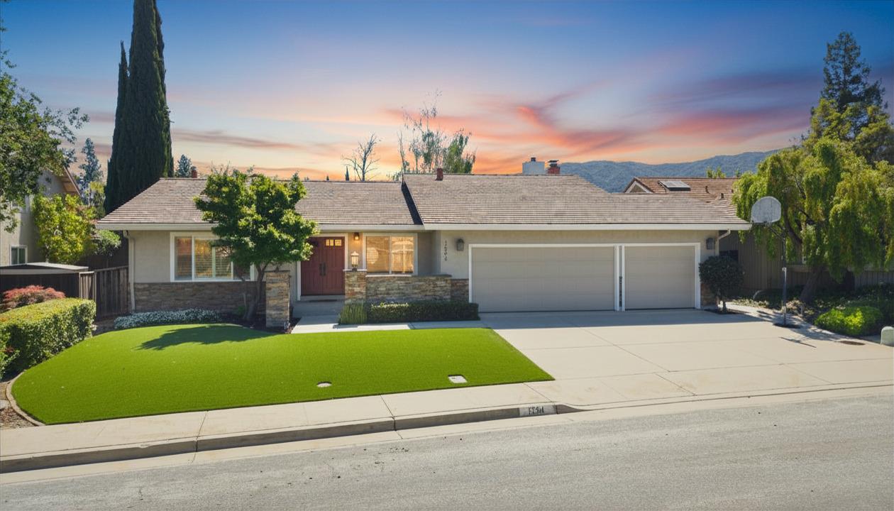 1594 Pam Lane