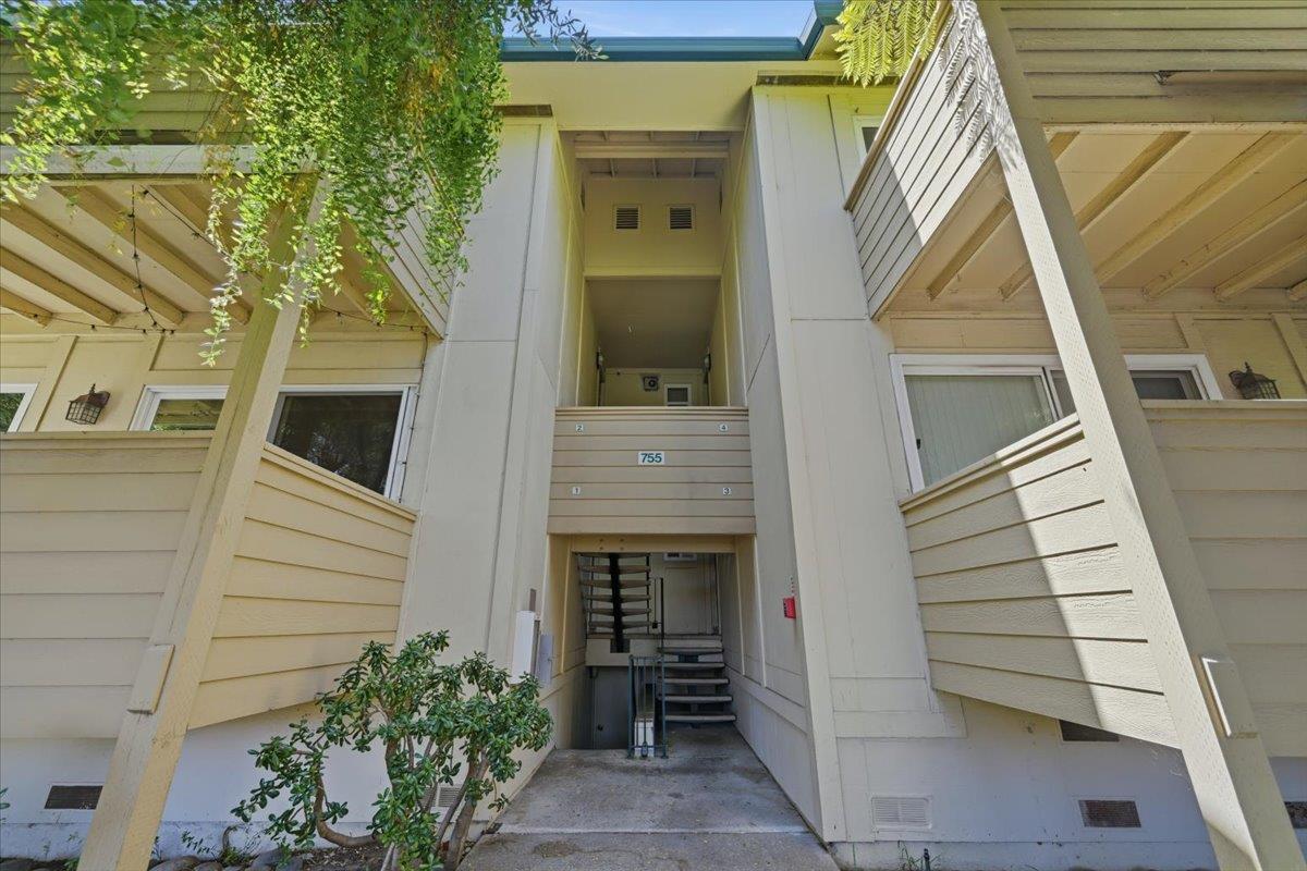 755 North Fair Oaks Avenue 1