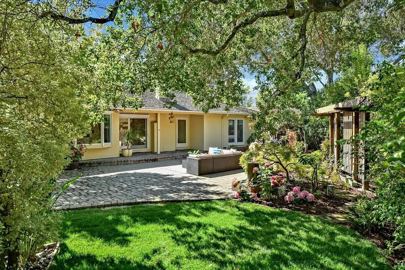 1138 Laureles DR