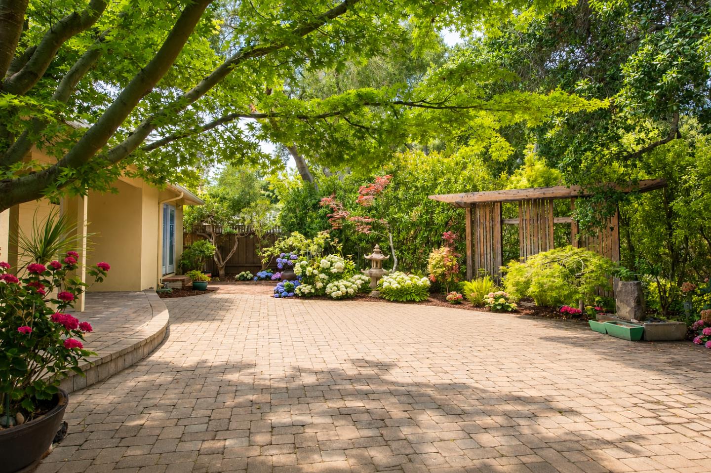 1138 Laureles DR