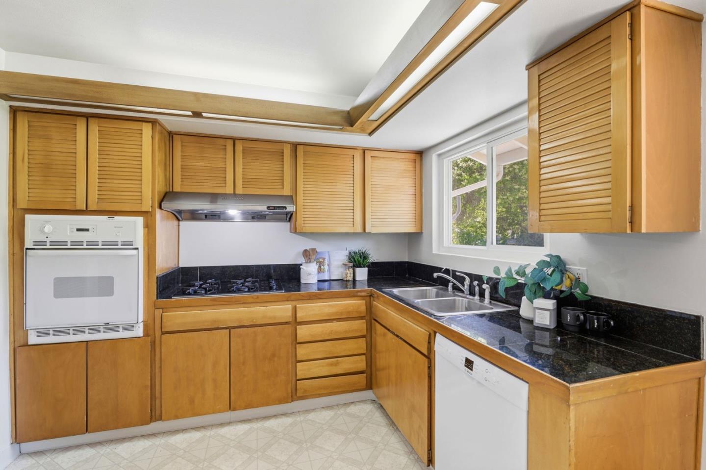 1142 Viscaino AVE