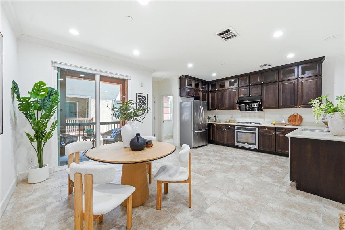 1321 Lee Place