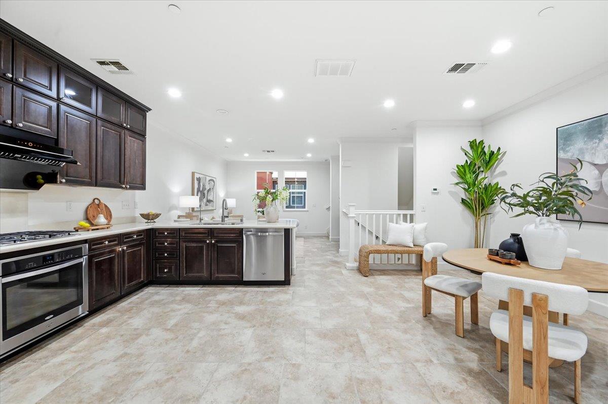 1321 Lee Place