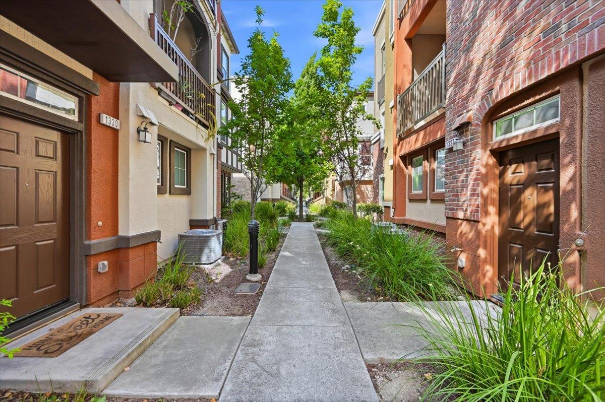 1321 Lee Place