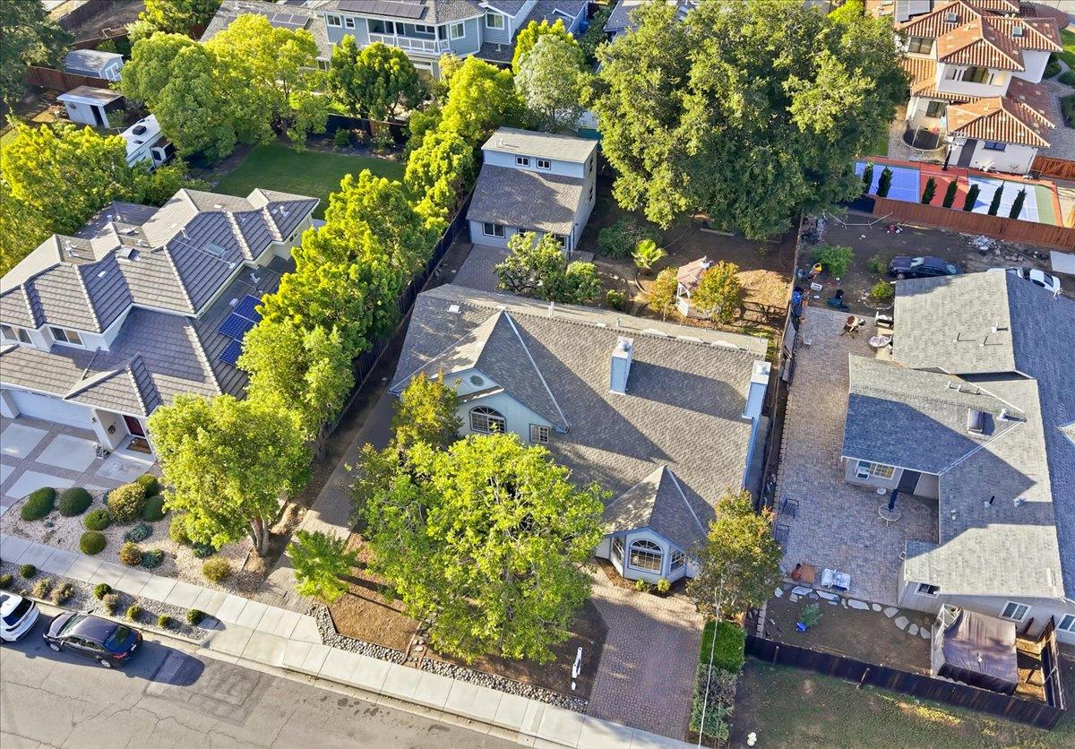 21075 Greenleaf DR