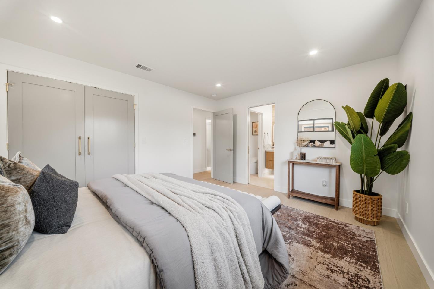1167 Lynn WAY