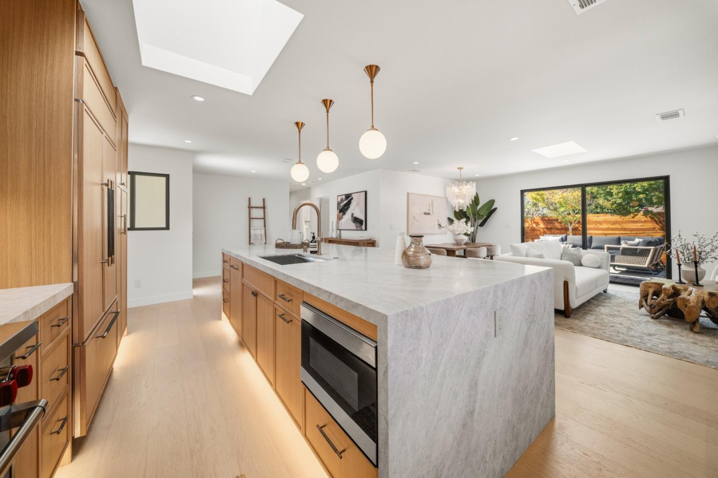 1167 Lynn WAY