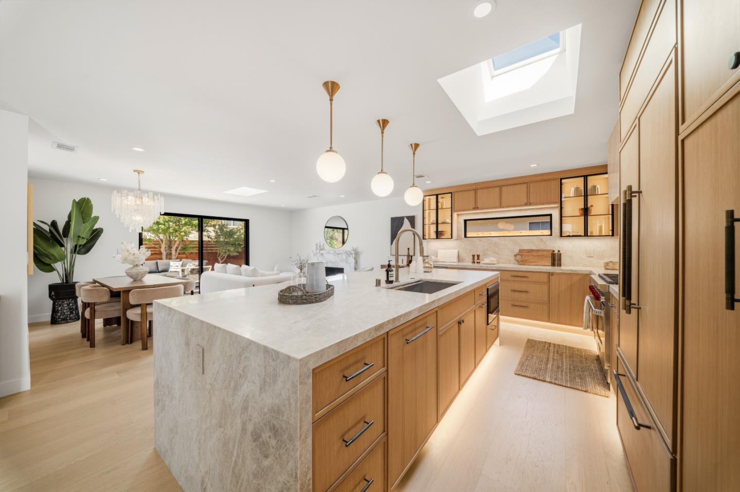 1167 Lynn WAY