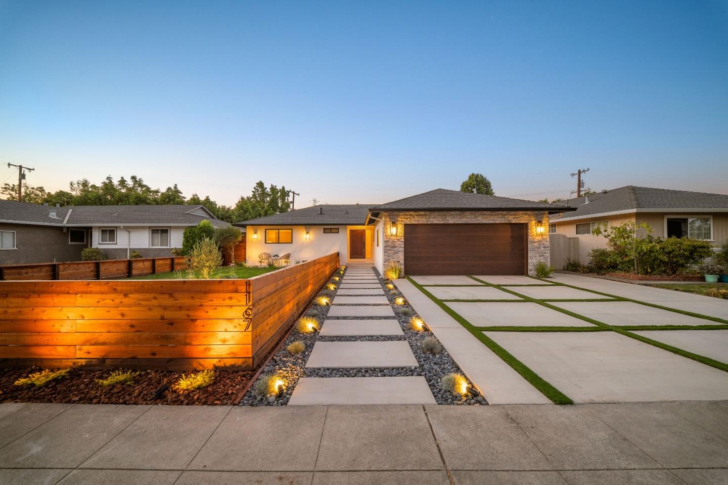 1167 Lynn WAY