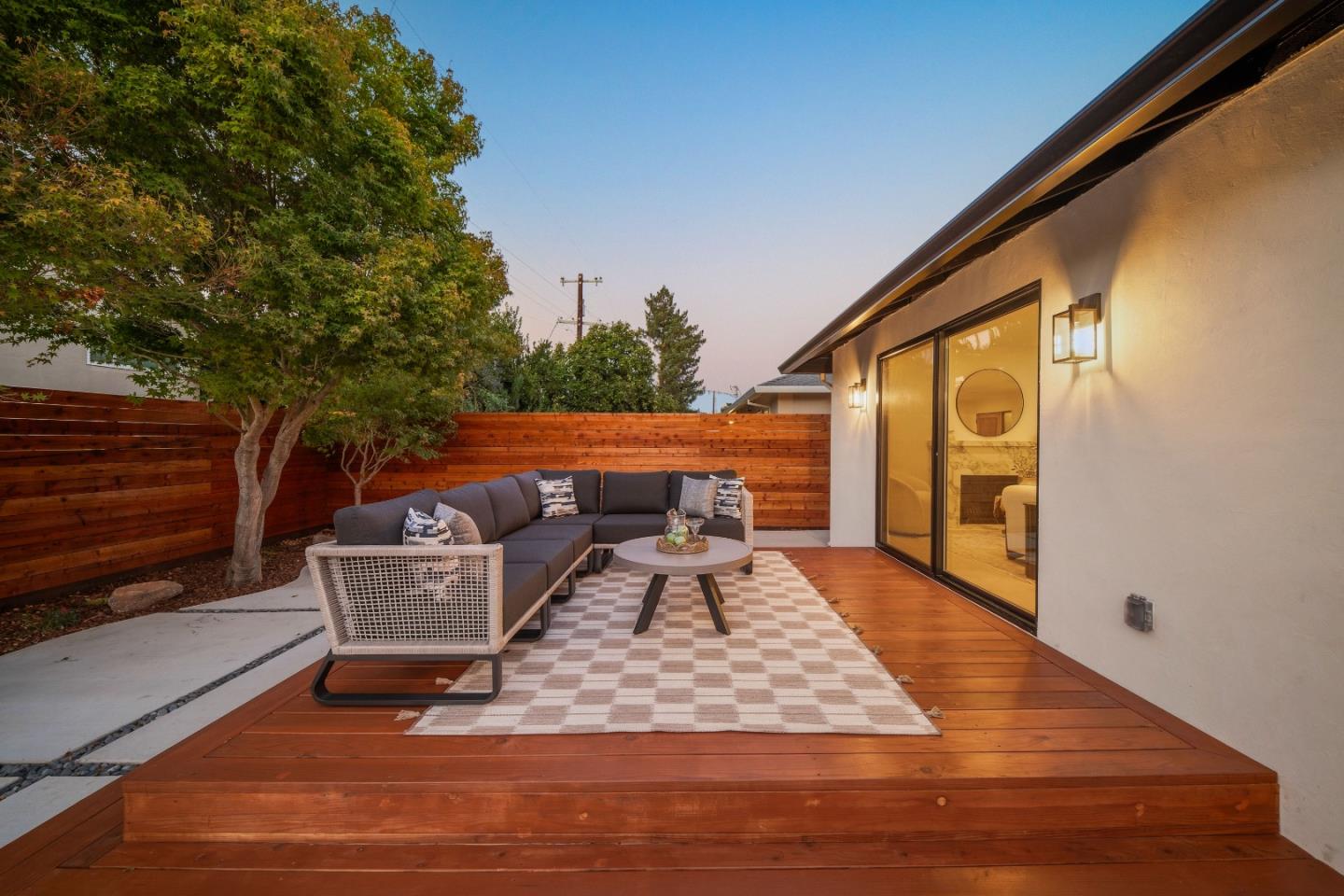 1167 Lynn WAY
