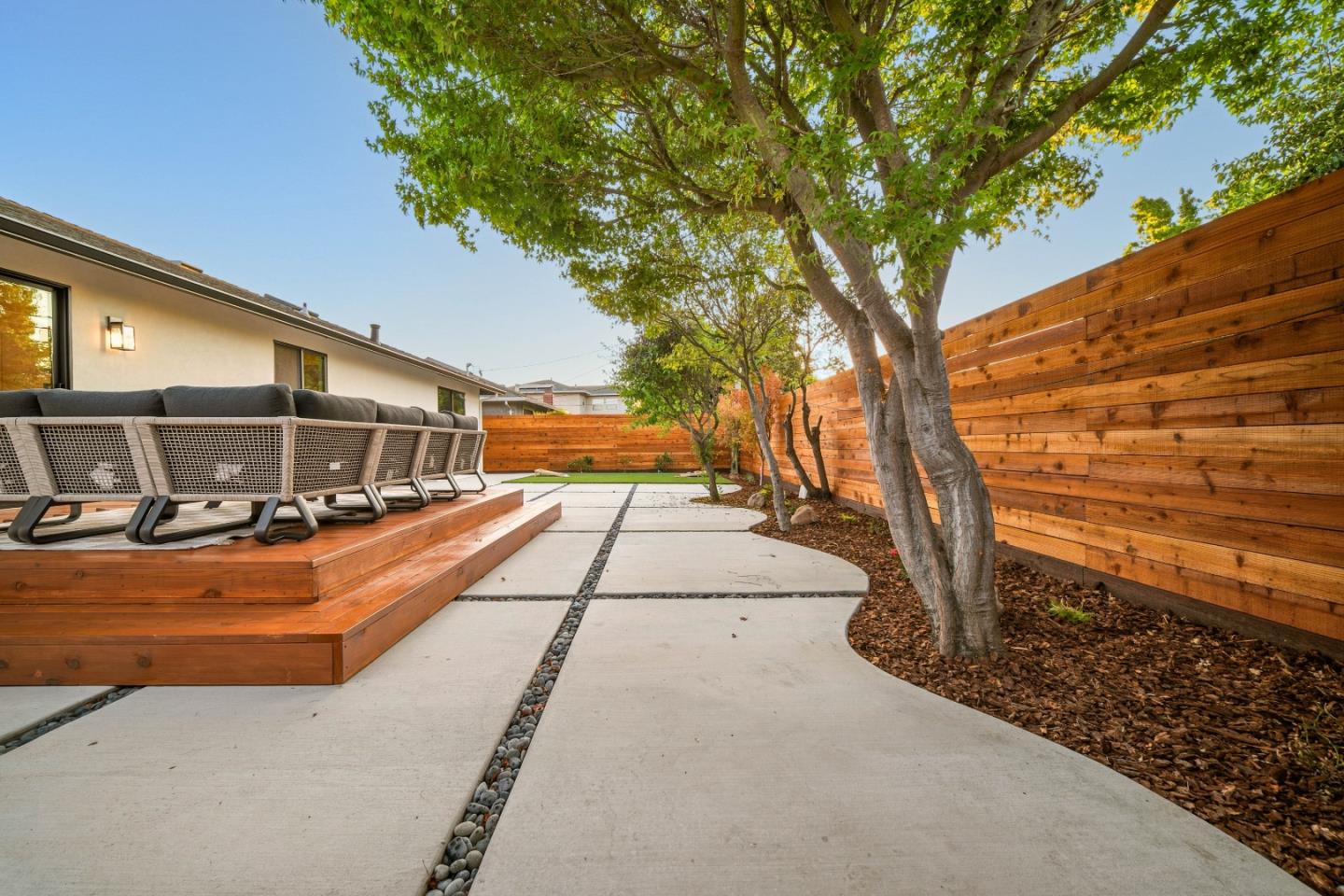 1167 Lynn WAY