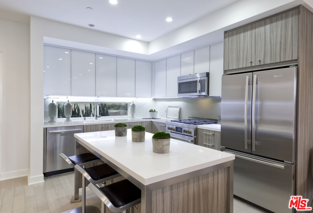 1810 Selby Ave Unit: 105
