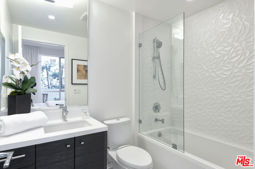 1810 Selby Ave Unit: 105