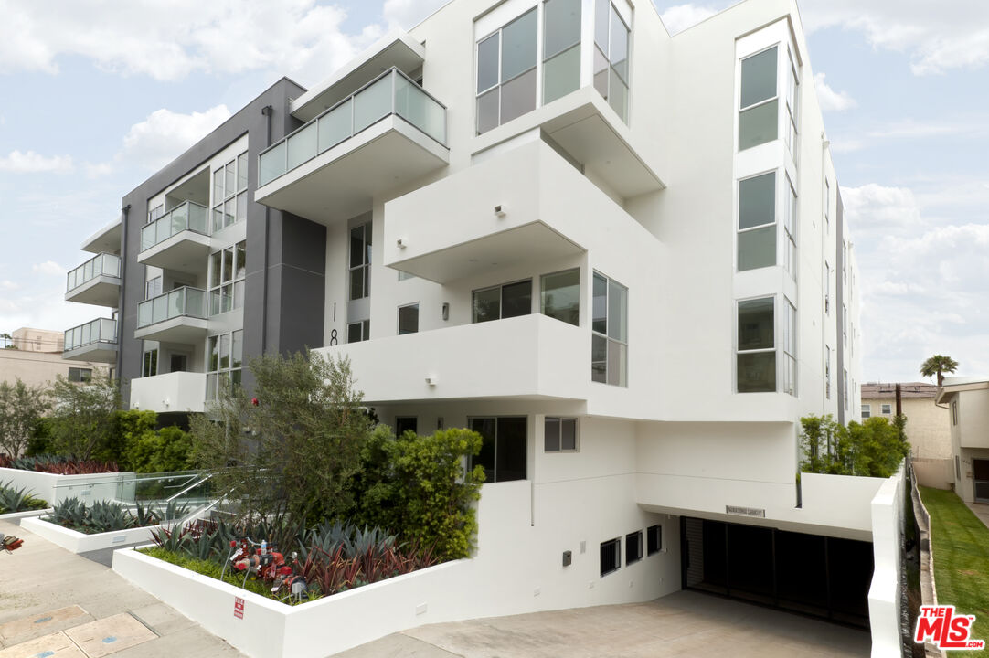 1810 Selby Ave Unit: 105