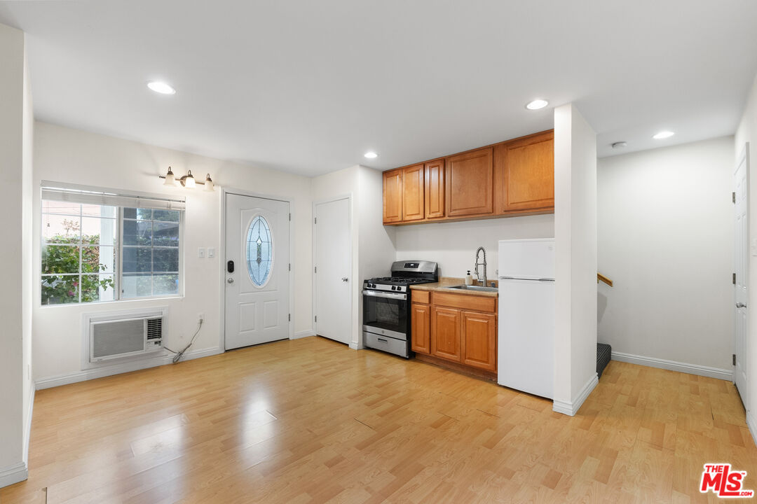 1139 N Genesee Ave Unit: B