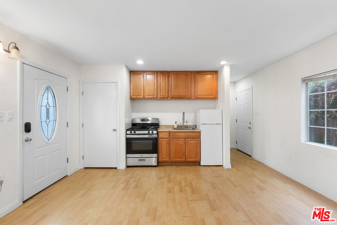 1139 N Genesee Ave Unit: B