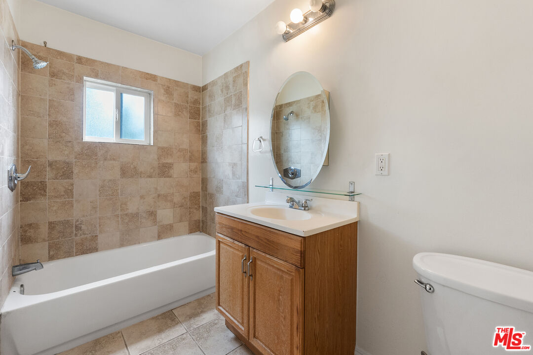 1139 N Genesee Ave Unit: B