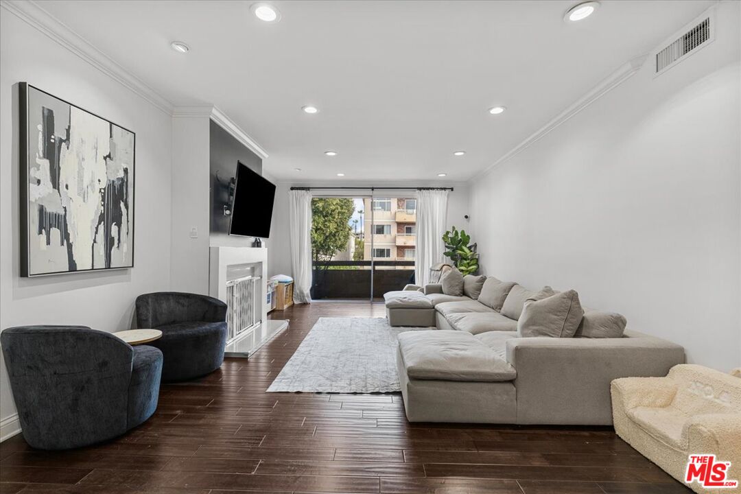 1509 Greenfield Ave Unit: 209