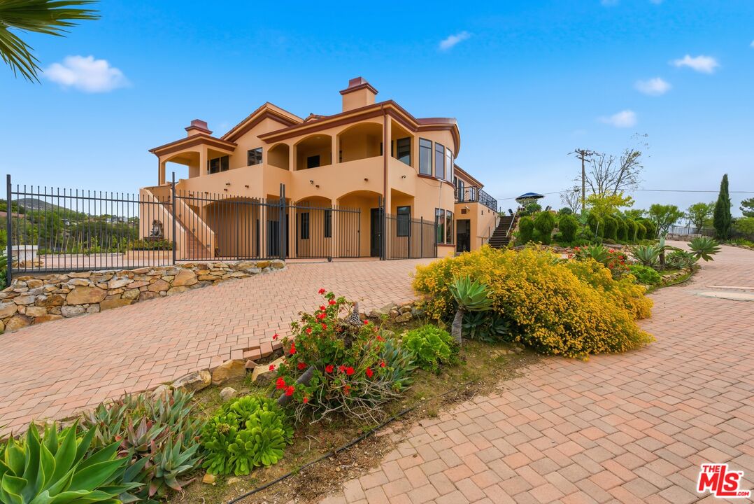 10825 Pacific View Dr