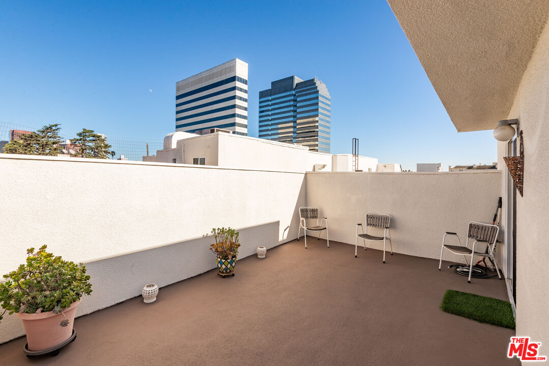 1164 Wellesley Ave Unit: 301
