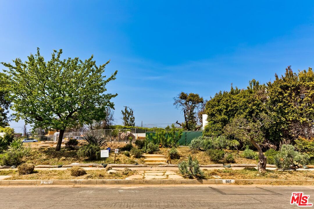 865 Chautauqua Blvd