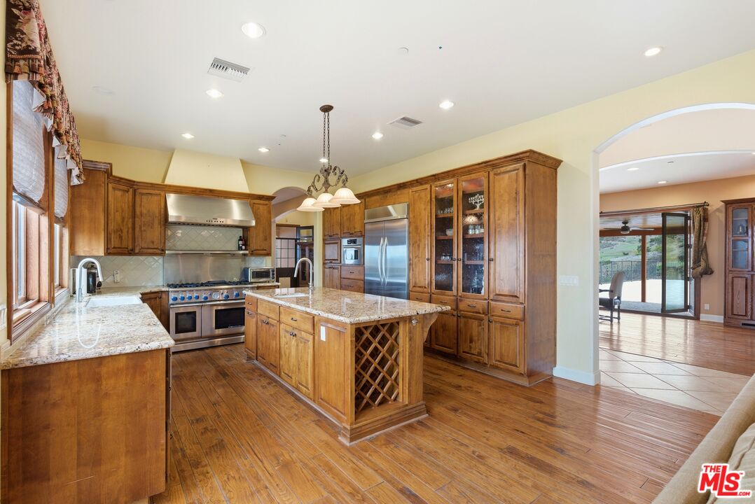 10825 Pacific View Dr