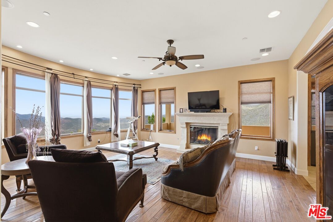 10825 Pacific View Dr