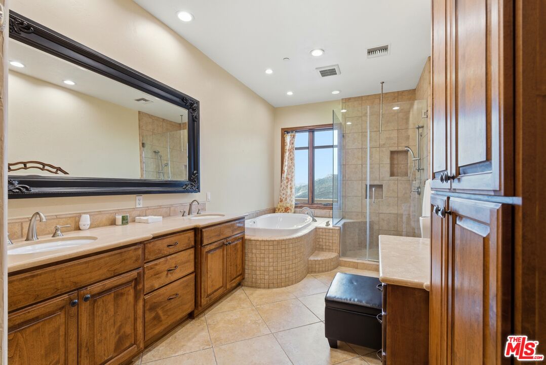 10825 Pacific View Dr